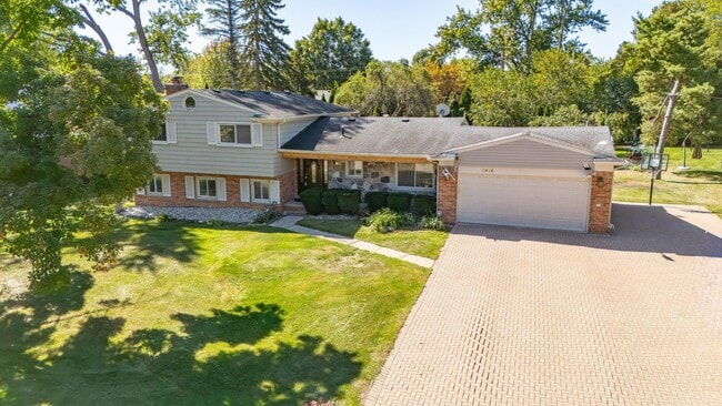 Building Photo - 2616 Douglas Dr