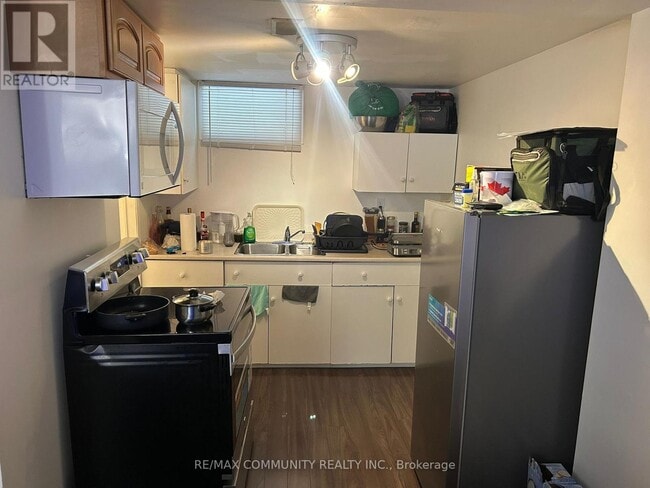 Photo - 693 Hawley St