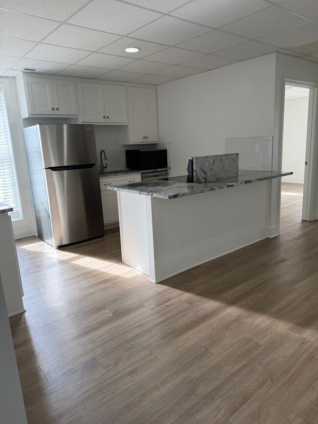 Building Photo - 400 Gallatin Ave Unit #1