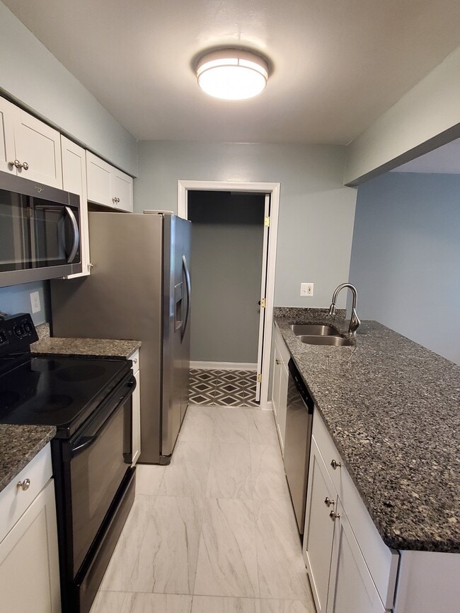 Kitchen - 2923 Sunset Ln