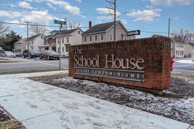 Photo - 133 W Locust St