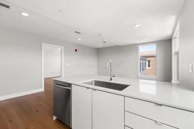 Photo - 250 Meridian St Unidad 411