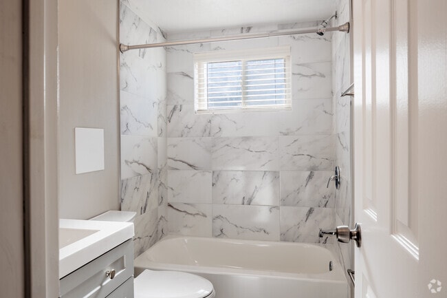 1BR, 1BA - 490SF - Bathroom - The Flats on Quebec