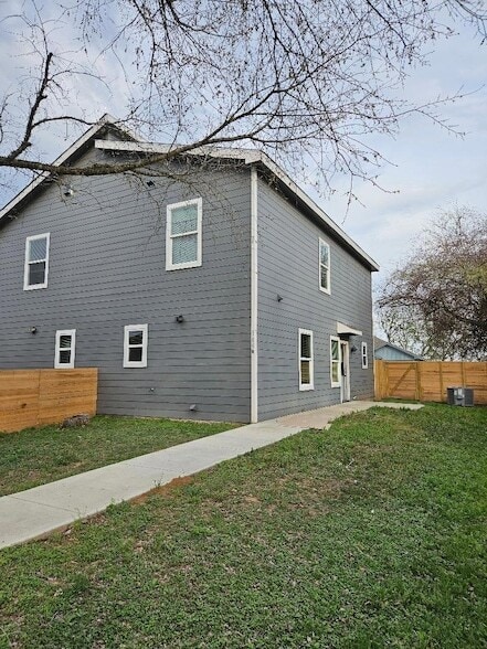 Building Photo - 305 Anderson St Unit B