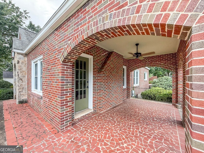 Photo - 598 Main St