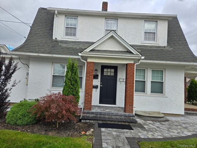 Building Photo - 125 Roslyn Rd Unit 1