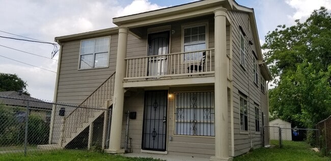 Building Photo - 925-927 Flood St Unit 925