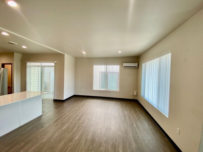 Building Photo - 901 Greenfield Dr Unit 901 Greenfield Drive