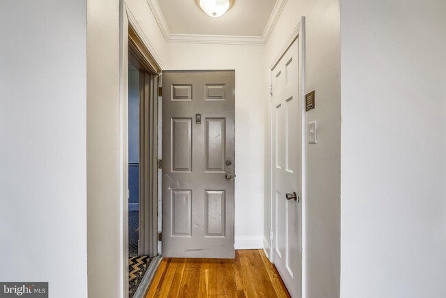 Building Photo - 1812 W Abingdon Dr Unit 202