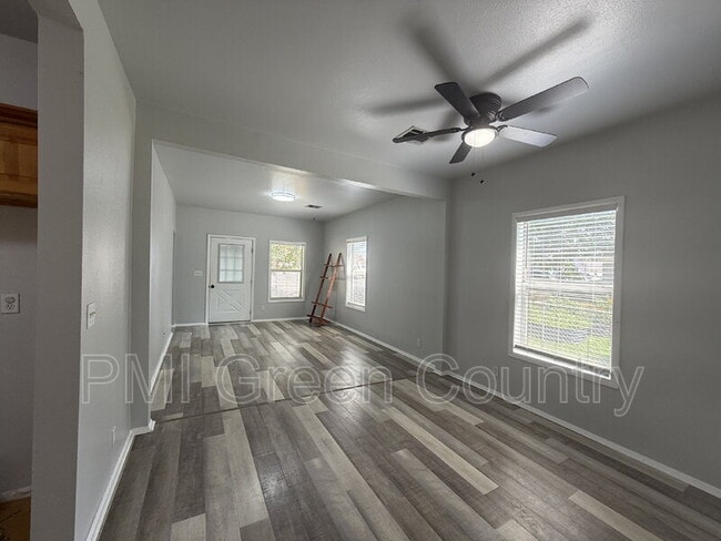Photo - 212 W Pecan St