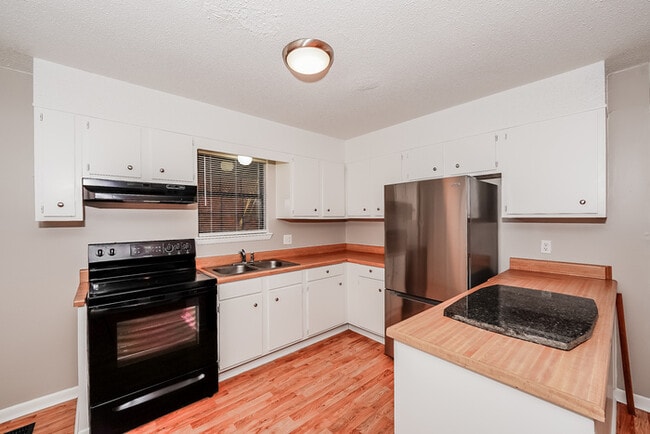 Photo - 356 Lakeshore Cir