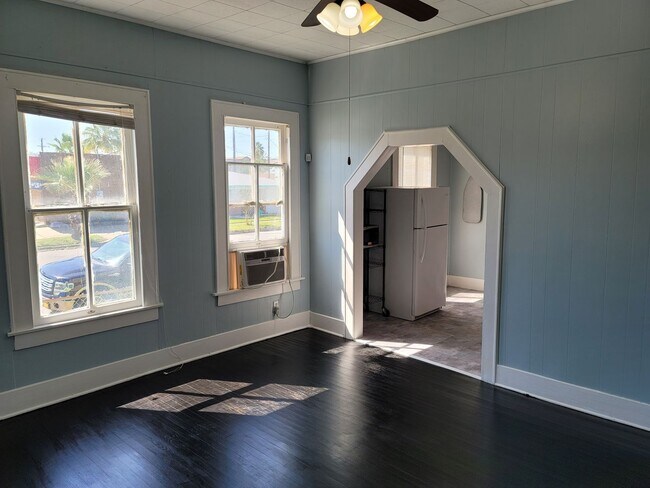 Photo - 826 Broadway Avenue J Unidad 828 Broadway