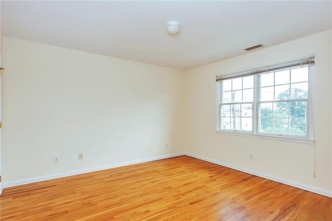 Photo - Impeccable 3 Bedroom Townhouse With Upscale Features $5500