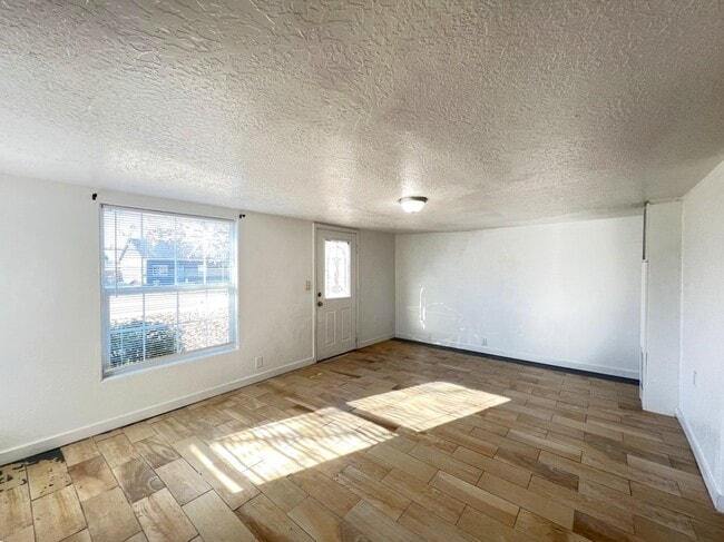 Photo - 605 E Denver St