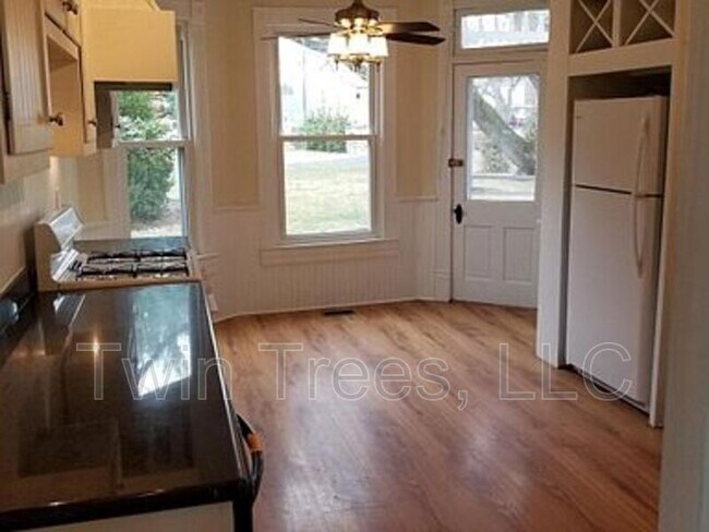 Photo - 5752 Main St