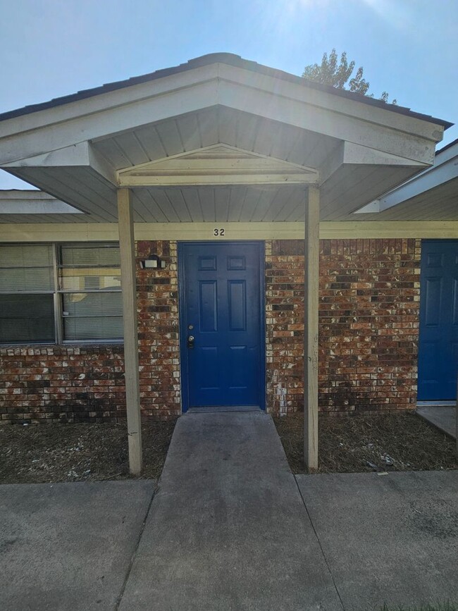 Building Photo - 1413 Plummer St Unit Apt. 32