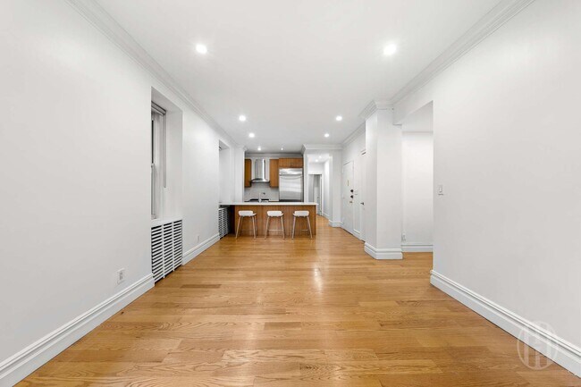 Photo - 26 E 63rd St Unidad 2C