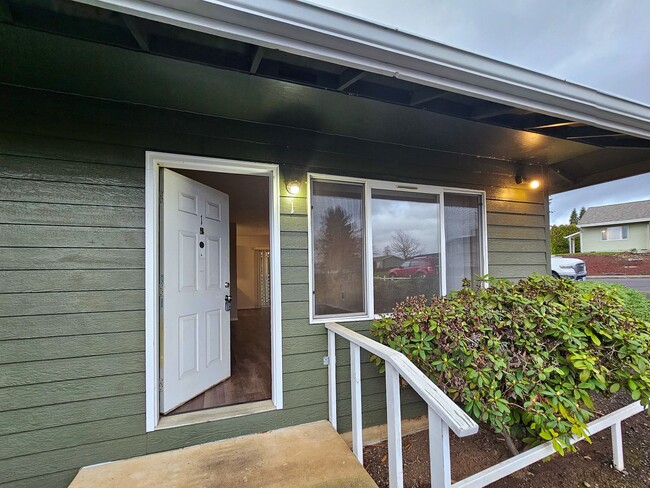 Building Photo - 506 NE Dallas Ct Unit 01