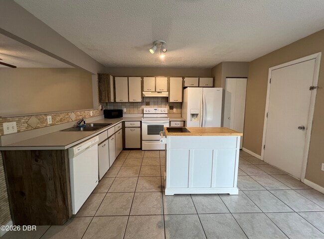 Photo - 100 E Baywood Square