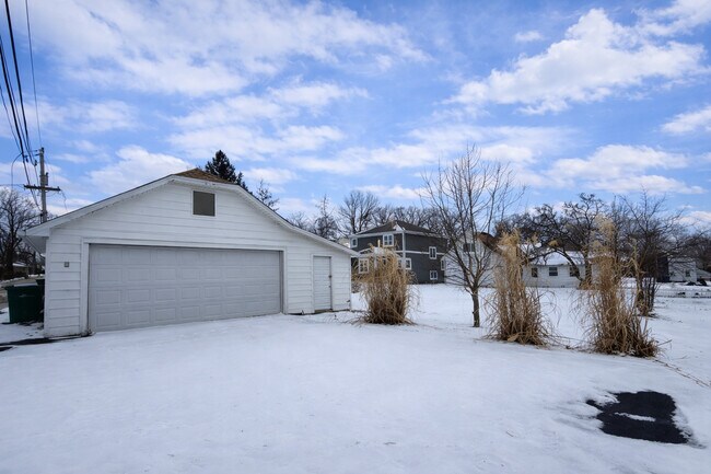 Photo - 717 Warner Ave