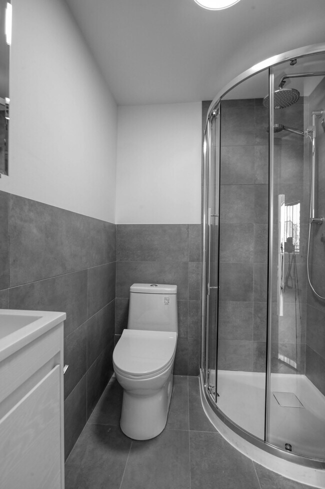 Photo - 25 Av des Pins O Unit 546