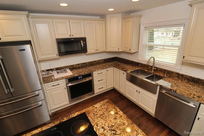 Photo - 37752 Huron Pointe Dr