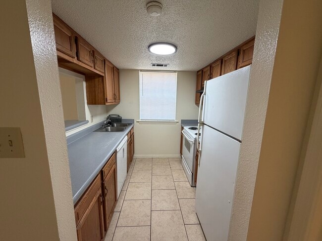 Photo - 415 Zinnia Ave