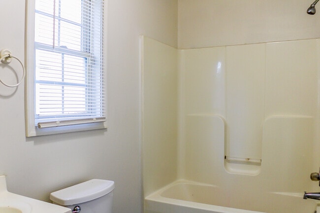 Photo - 835 Gladstone St