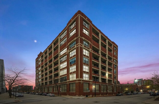 Building Photo - 320 E 21st St Unit 404