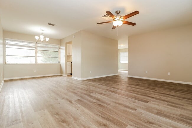 Photo - 2319 Surrey Ln