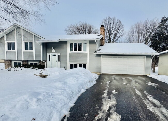 Photo - Nice Single family home 4-Bedroom Retreat with 2 Baths in Eagan – Your Perfect Home Awaits