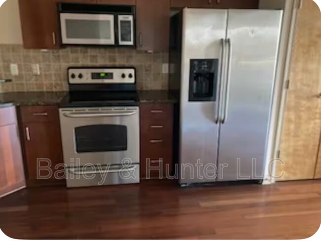 Photo - 898 Oak St SW