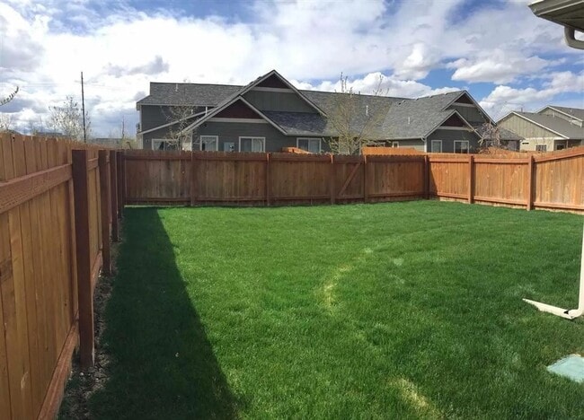Photo - Beautiful 3 bedroom 2 1/2 bath townhouse in 4 Corners! Fenced backyard!