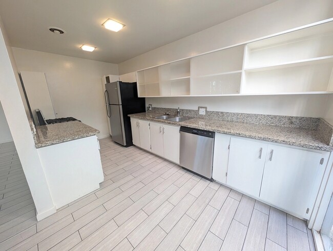 Building Photo - 4150 Hillcrest Dr