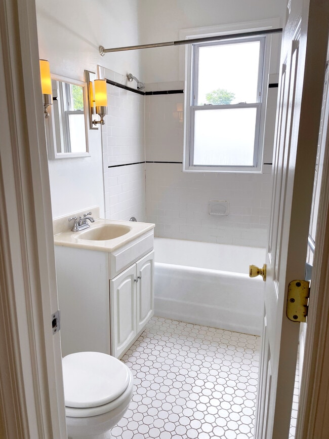 Bathroom with bathtub - 803 7th St NE Unit 4
