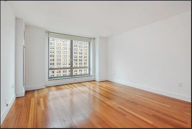 Living room with East open view. Lots of morning sunlight, 9 foot ceilings and great city views. - 30 West St Unidad 23C Rental