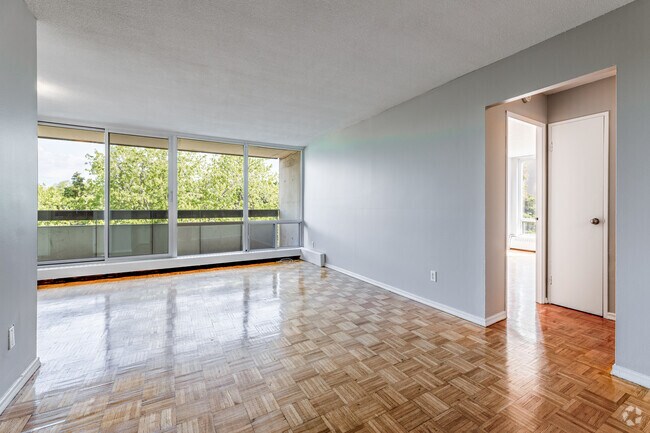 2BR, 1BA - 967SF - Living Room