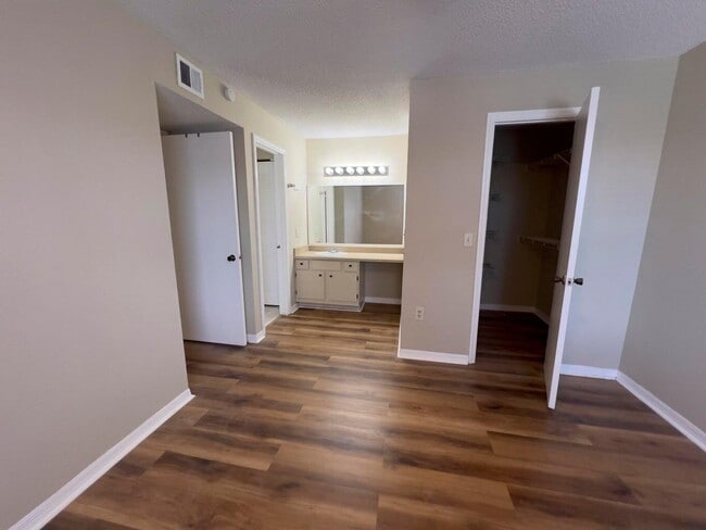 Photo - 1401 Village Blvd Unidad 221
