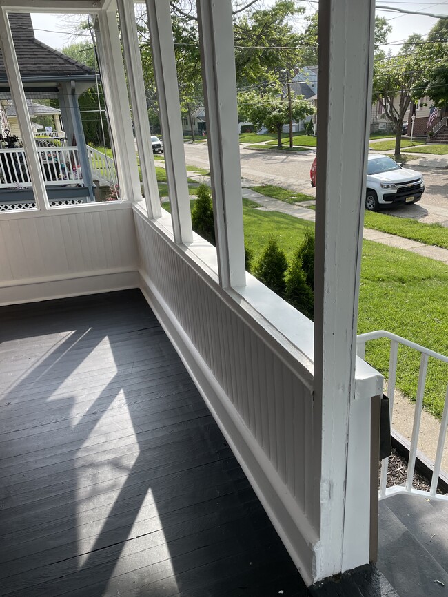 Open Front Porch - great for a rocking chair - 424 Oak St Unidad F