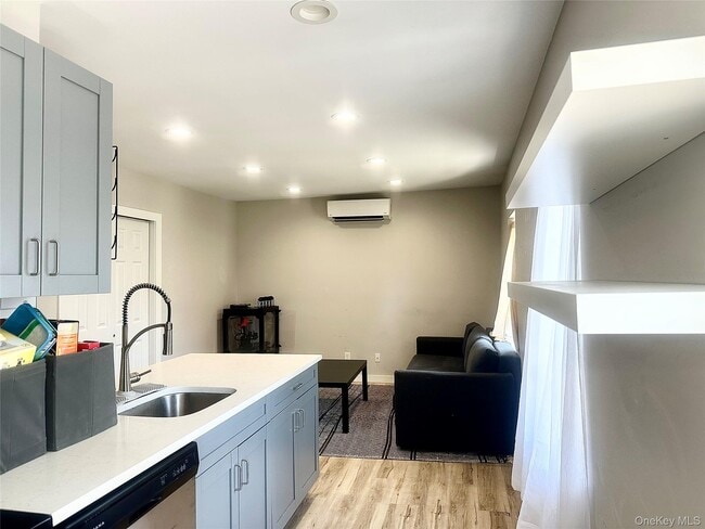 Photo - 374 Verplanck Ave