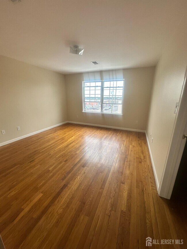 Photo - 663 S Park St