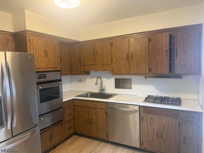 Building Photo - 43 Oakwood Ave Unit 1