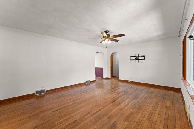 Photo - 511 W Commercial Ave