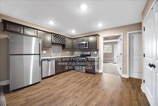 Building Photo - Foxridge Townhomes - Limited Time Special:...