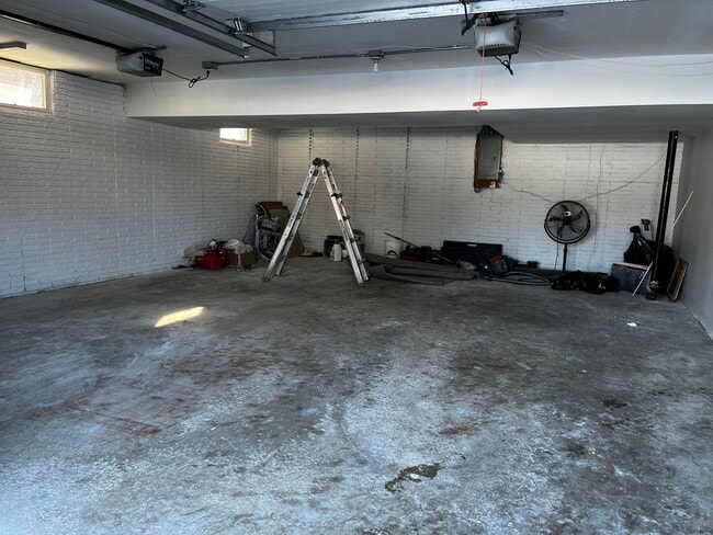 Photo - 3 Bed/3 Bath with Fenced in Yard!