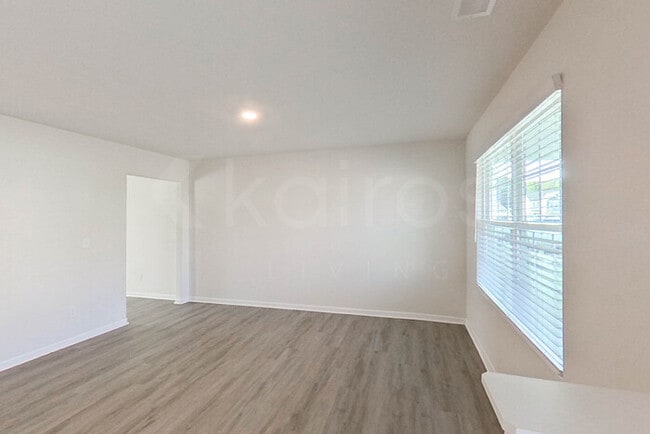 Photo - 121 W Luminous Way