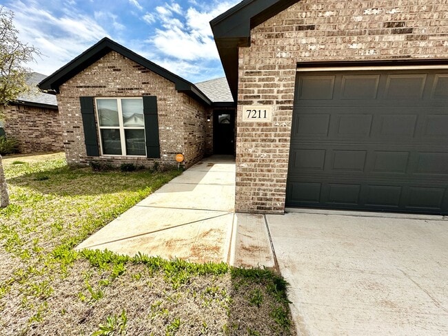Building Photo - Like new property