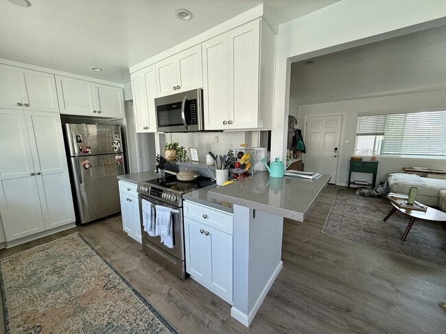 Kitchen - 1000 Highland Ave Unit 11