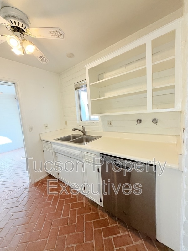 Photo - 629 W Las Lomitas Rd