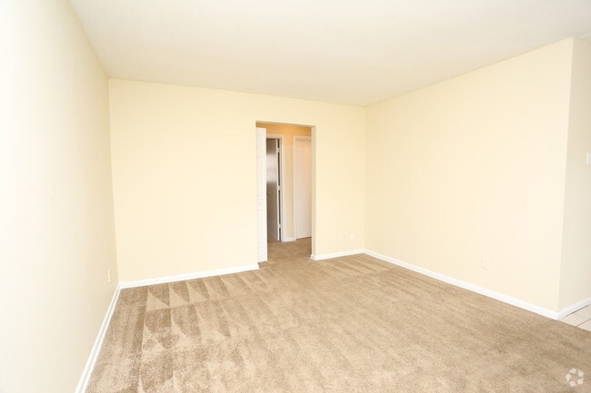 1BR, 1BA - 800 SF